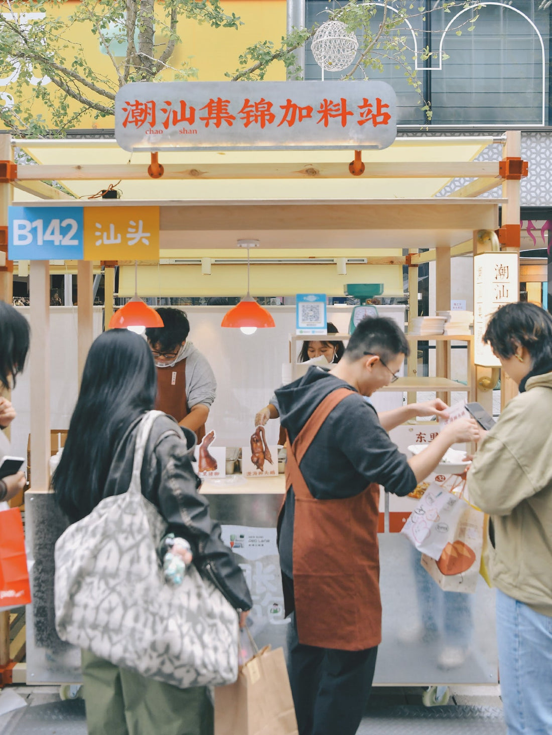 与新老朋友，相聚上海的潮汕菜市场档口